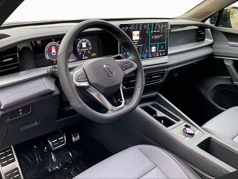 New 2026 Volkswagen Tiguan SE R-Line FWD image 8