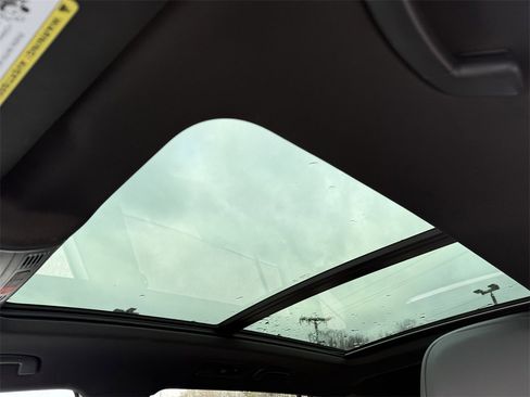 Used 2021 Volkswagen Tiguan SE R-Line image 12