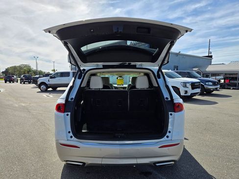 Used 2022 Buick Enclave Essence image 19