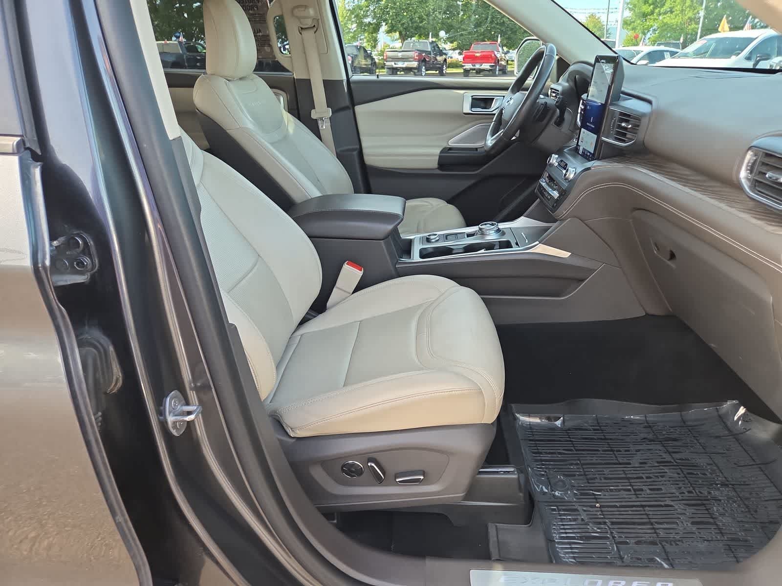 Used 2020 Ford Explorer Platinum w/ Premium Technology Package AWD/4WD image 22