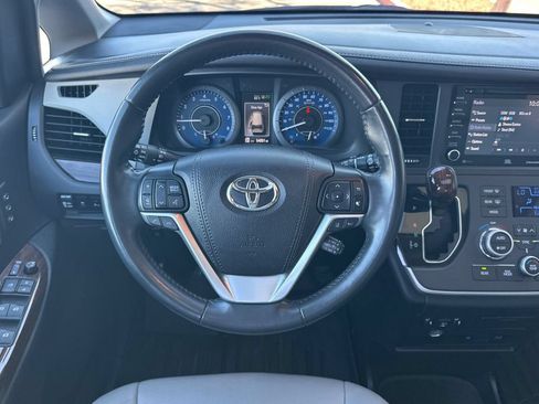 Certified 2020 Toyota Sienna Limited Premium FWD image 16