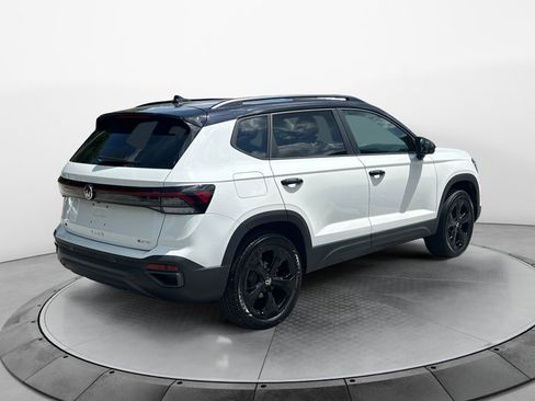 Used 2026 Volkswagen Taos SE AWD/4WD image 7