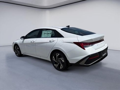 New 2026 Hyundai Elantra Limited FWD image 3