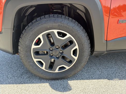 Used 2015 Jeep Renegade Trailhawk w/ Popular Equipment Group AWD/4WD image 13