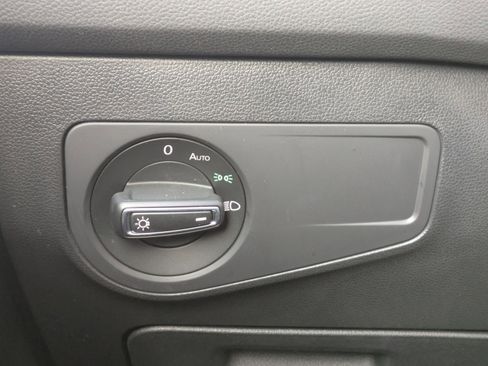 Used 2021 Volkswagen Tiguan SE image 17