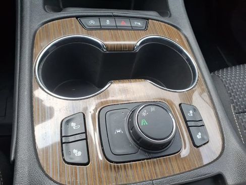 Used 2022 GMC Acadia SLE w/ Driver Convenience Package FWD image 17