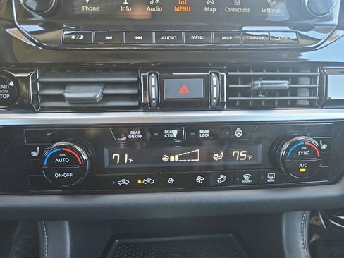 Used 2025 Nissan Pathfinder SL image 4