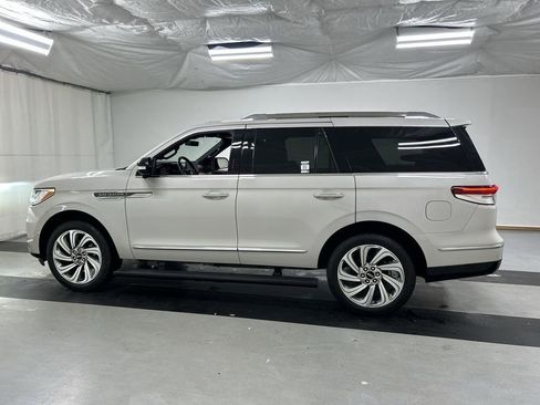Used 2023 Lincoln Navigator Reserve AWD/4WD image 6