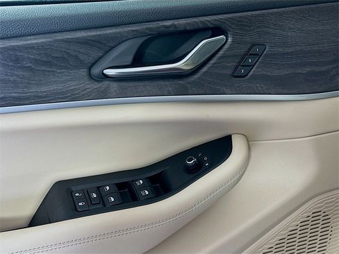 Used 2024 Jeep Grand Cherokee Limited image 18