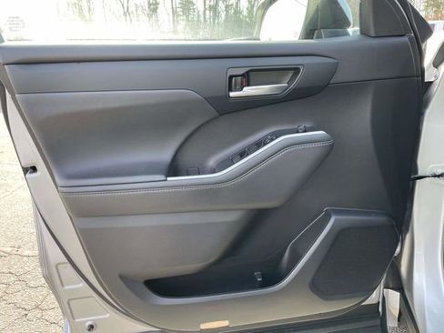 Used 2022 Toyota Highlander XLE image 19