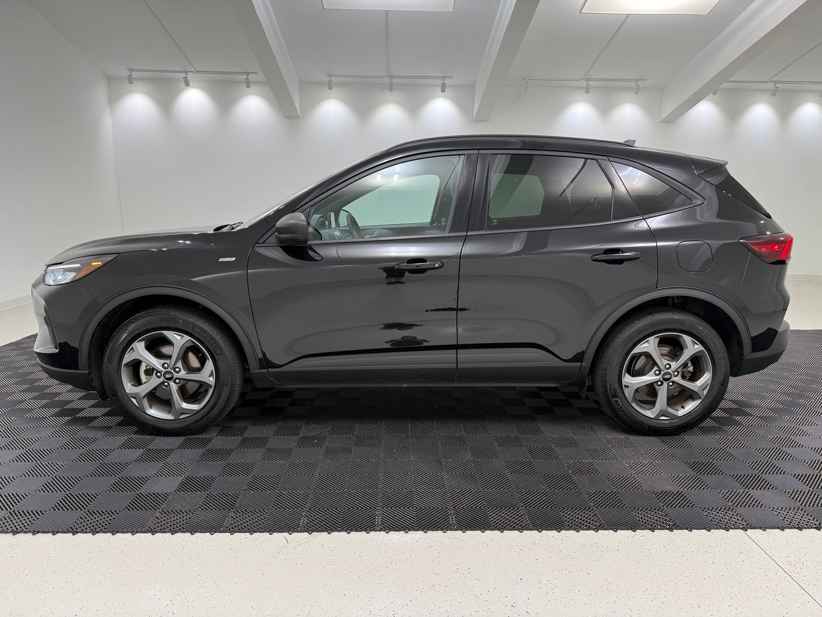 Used 2025 Ford Escape ST-Line AWD/4WD image 4