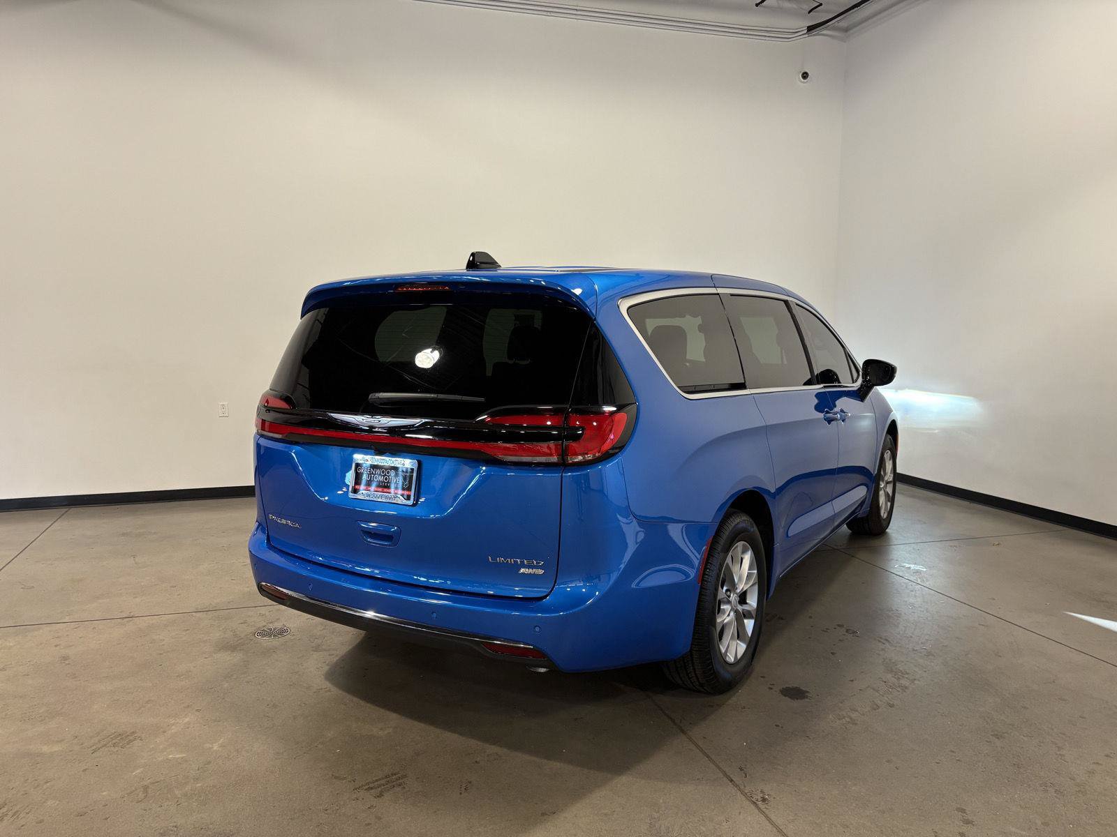 Used 2026 Chrysler Pacifica Limited AWD/4WD image 3