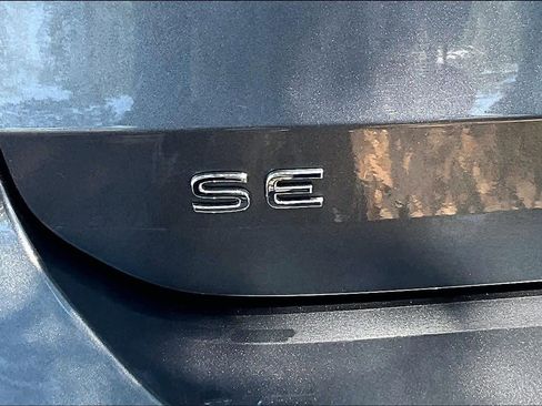 Used 2025 Volkswagen Taos SE w/ Black Wheel Package image 10