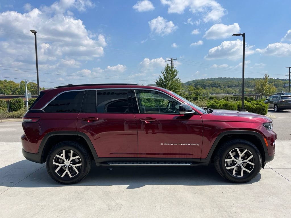 Used 2025 Jeep Grand Cherokee Limited w/ Luxury Tech Group II AWD/4WD image 23