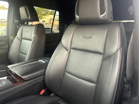 Used 2021 Cadillac Escalade Luxury AWD/4WD image 3