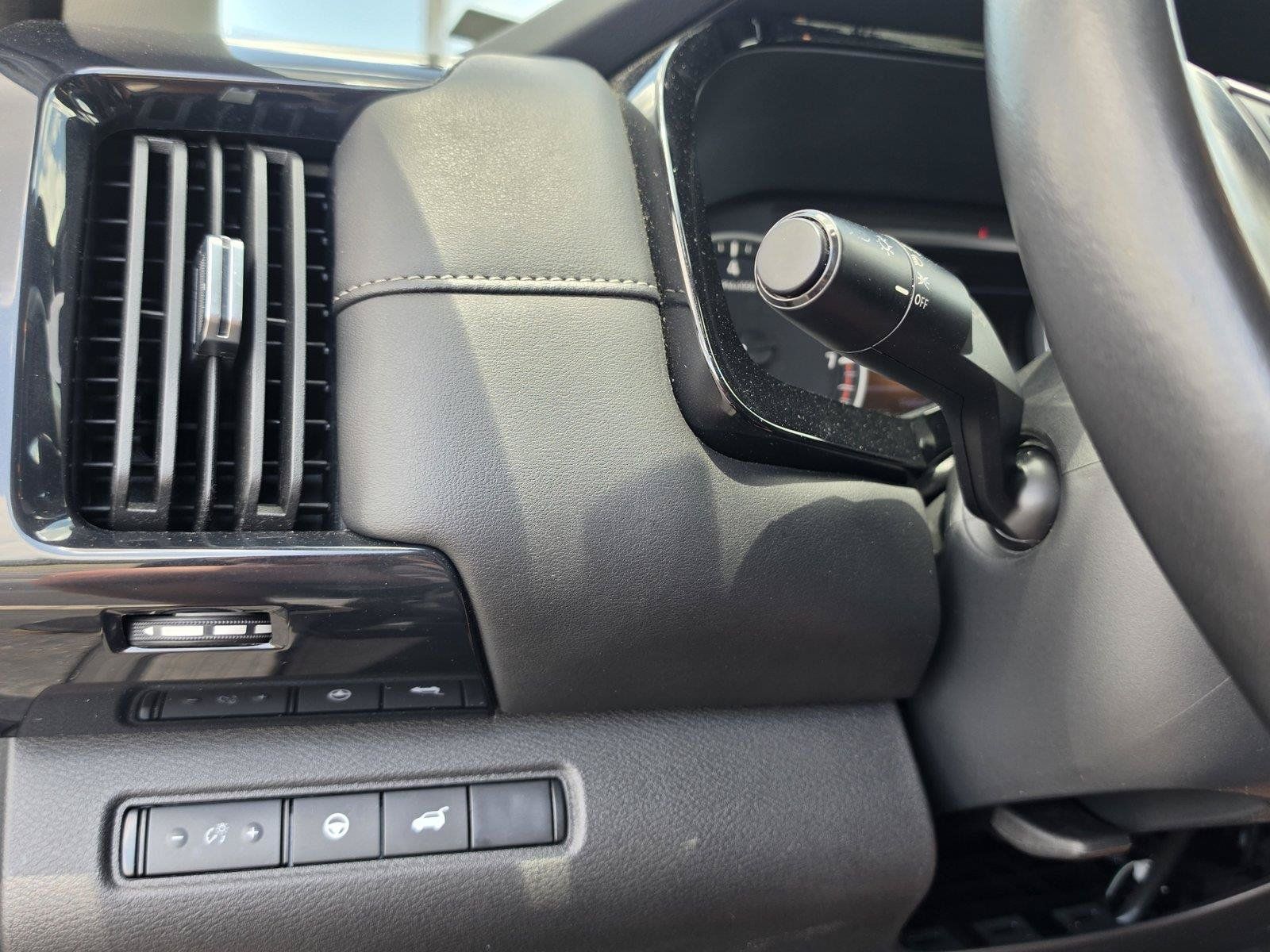 Used 2025 Nissan Pathfinder SV FWD image 21