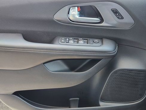 New 2026 Chrysler Pacifica Select image 18