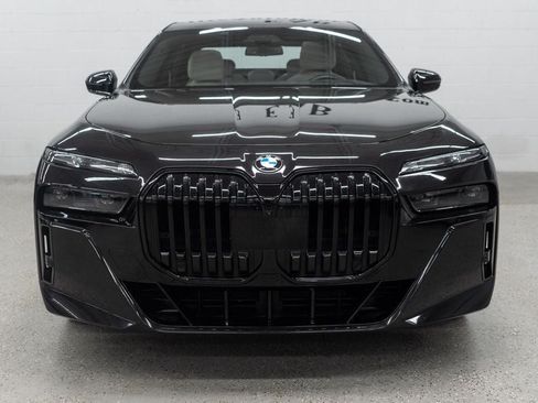 Used 2023 BMW 760i xDrive w/ Executive Package AWD/4WD image 3
