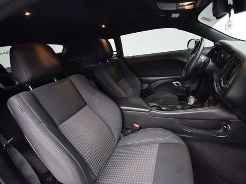 Used 2019 Dodge Challenger SXT image 17