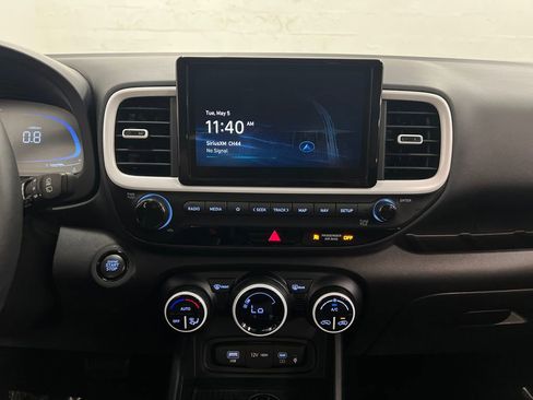 Used 2025 Hyundai Venue Limited FWD image 18