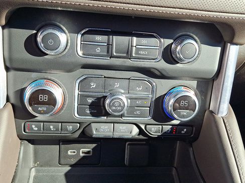 Used 2022 GMC Yukon SLT w/ SLT Luxury Package image 17