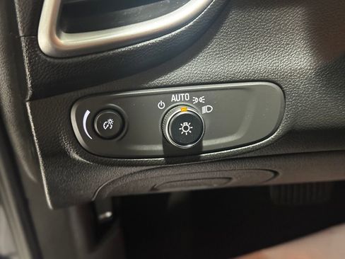 Used 2022 Chevrolet Trax LT w/ LT Convenience Package image 31