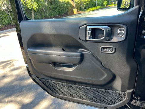 Used 2025 Jeep Wrangler Unlimited Rubicon image 18