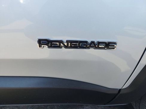 Used 2015 Jeep Renegade Latitude FWD image 15