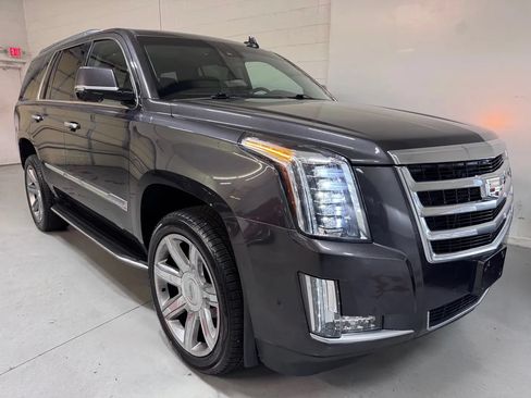 Used 2017 Cadillac Escalade Luxury RWD image 1