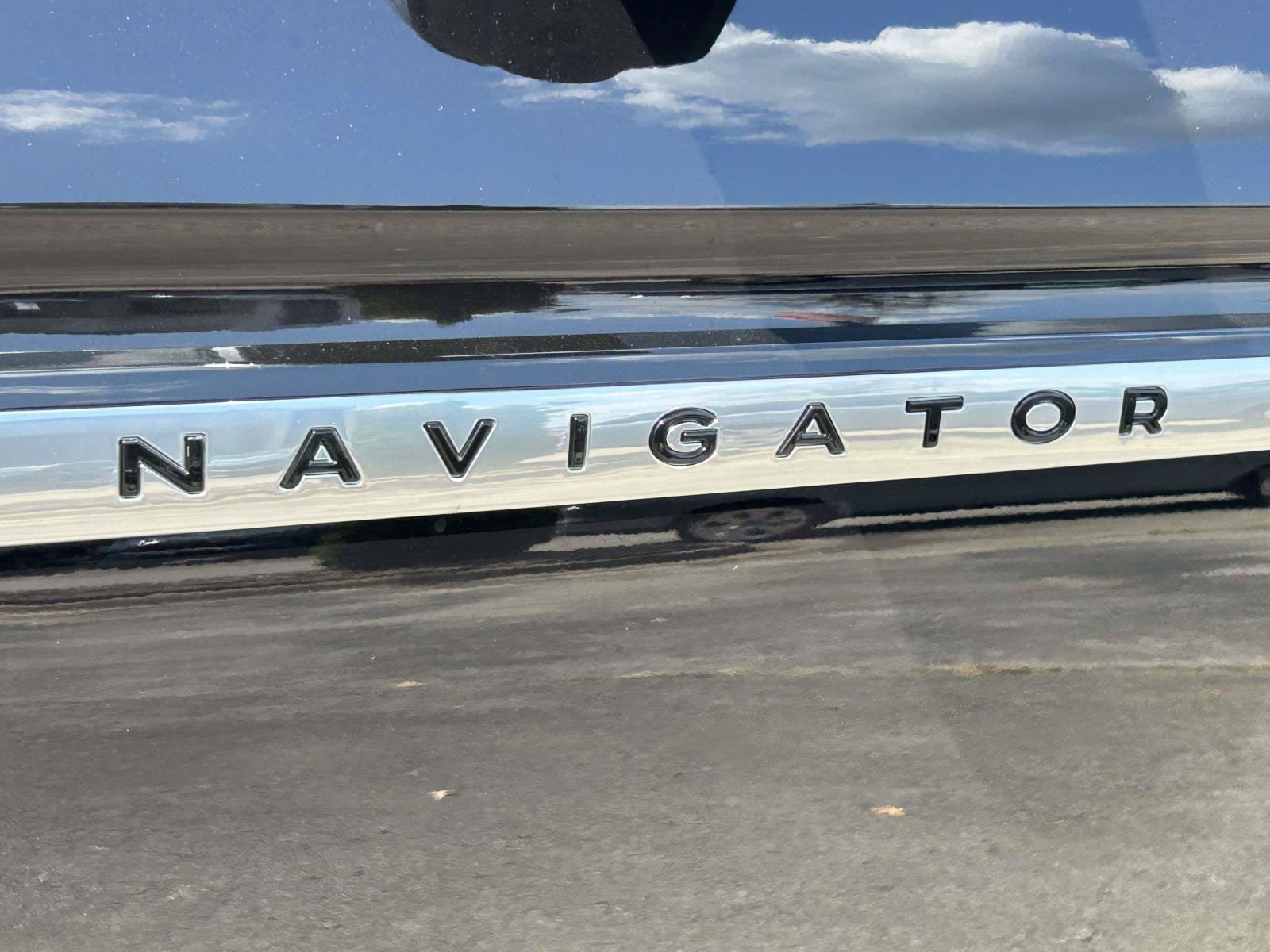 Certified 2025 Lincoln Navigator Reserve AWD/4WD image 13