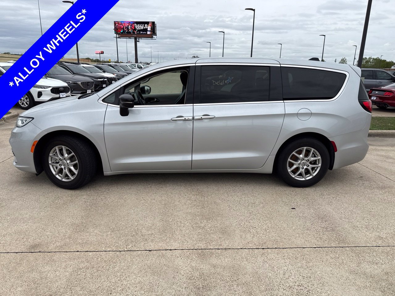 Used 2024 Chrysler Pacifica Touring-L FWD image 3