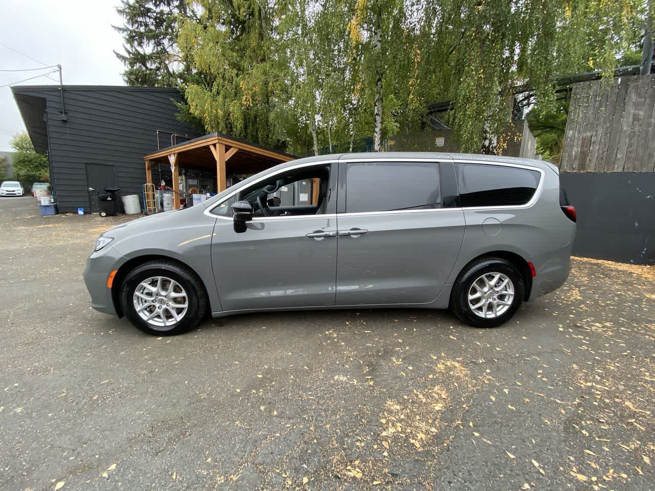Used 2025 Chrysler Pacifica Select FWD image 3