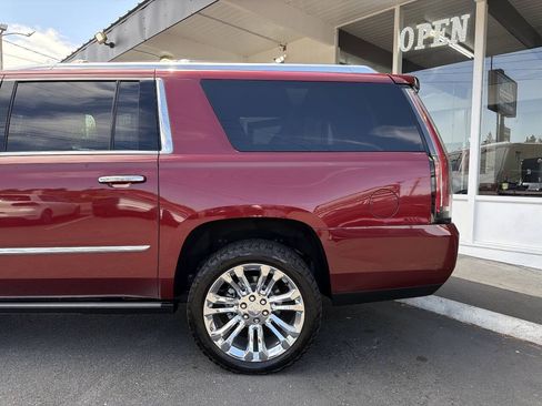 Used 2017 Cadillac Escalade ESV Premium Luxury w/ LPO, Radiant Package AWD/4WD image 3
