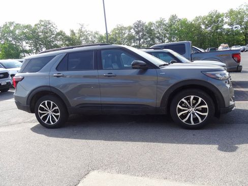 Used 2025 Ford Explorer ST-Line image 3