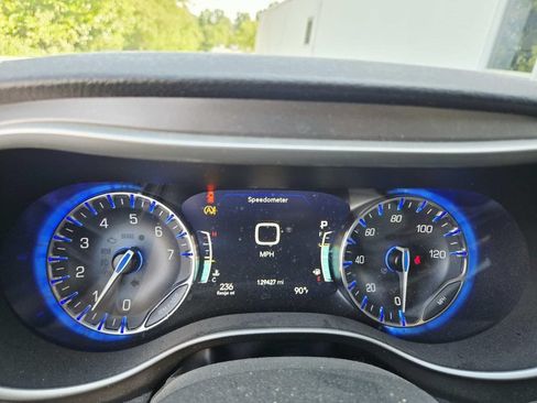 Used 2021 Chrysler Pacifica Touring-L FWD image 12
