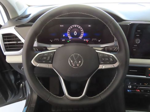 New 2026 Volkswagen Taos SE FWD image 15