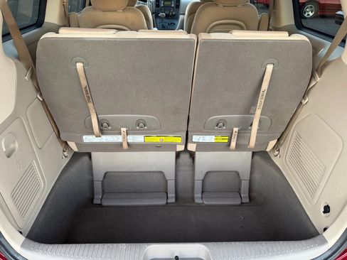 Used 2012 Kia Sedona LX image 9