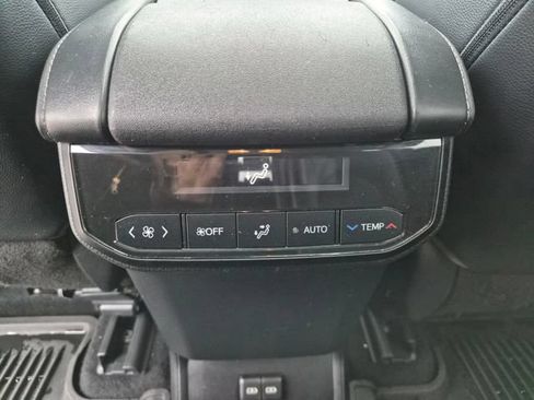 Used 2022 Toyota Highlander XLE AWD/4WD image 39