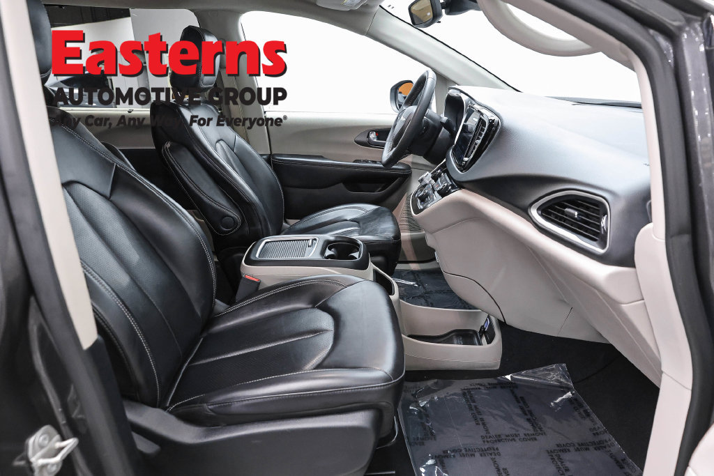 Used 2023 Chrysler Pacifica Touring-L FWD image 26