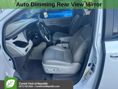 Used 2017 Toyota Sienna XLE Premium image 8