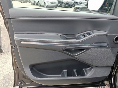 Certified 2025 Lincoln Navigator Reserve image 12