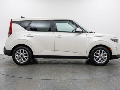Used 2025 Kia Soul LX w/ LX Technology Package image 11