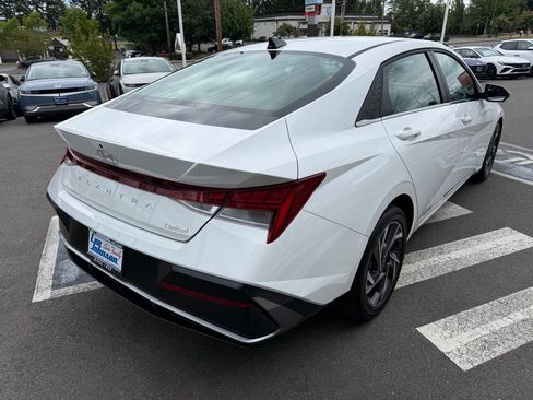 Certified 2025 Hyundai Elantra Limited w/ Cargo Package FWD image 5