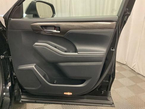 Used 2023 Toyota Highlander Limited image 29
