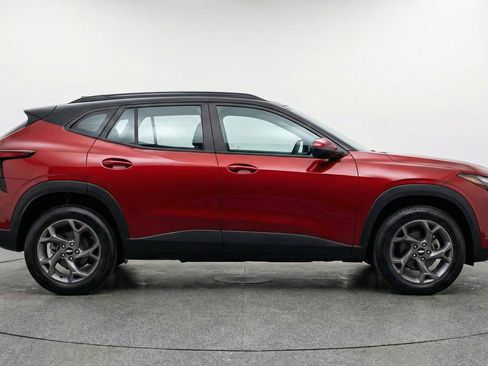 Used 2025 Chevrolet Trax LT w/ LT Convenience Package FWD image 11