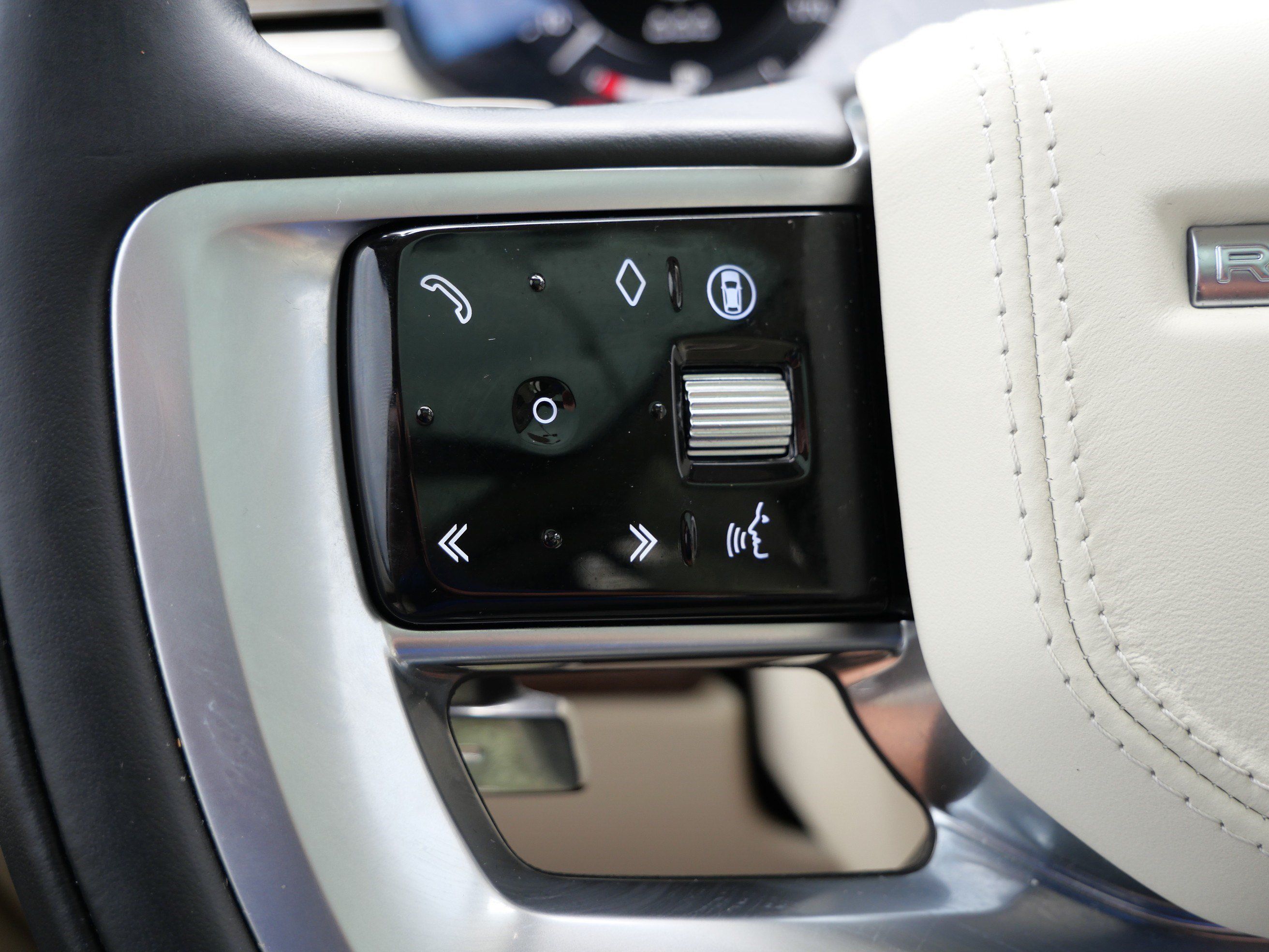 Certified 2025 Land Rover Range Rover SE AWD/4WD image 25