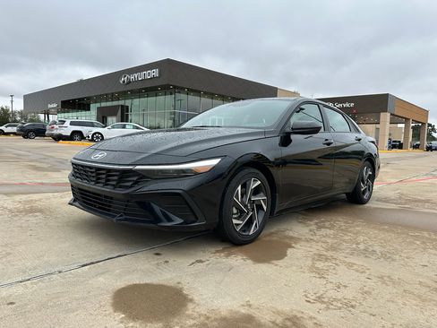 Used 2025 Hyundai Elantra SEL image 1