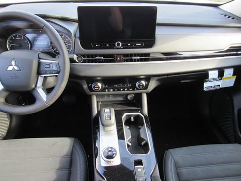 New 2026 Mitsubishi Outlander SE FWD image 11
