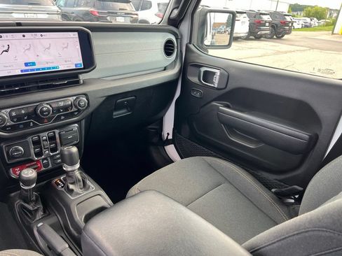 Used 2024 Jeep Wrangler Unlimited AWD/4WD image 31
