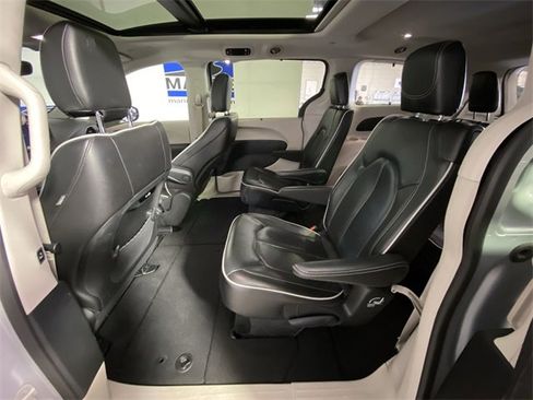 Used 2024 Chrysler Pacifica Limited image 31